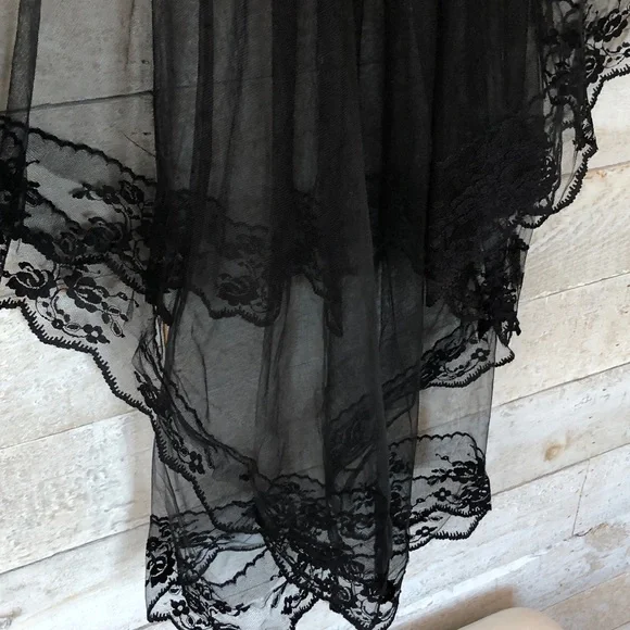 Black Lace Veil with metal hair clip - Picture 3 of 5